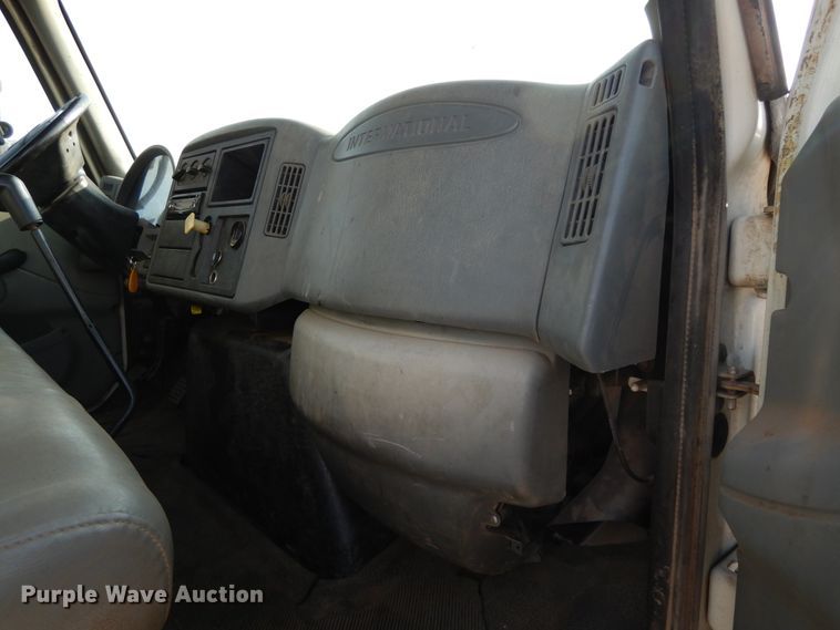 image for item DH0051 2004 International 4300  flatbed truck