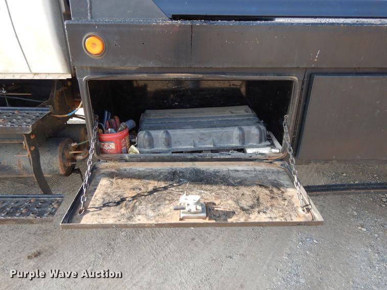 image for item DH0051 2004 International 4300  flatbed truck