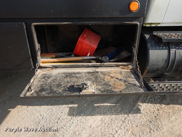 image for item DH0051 2004 International 4300  flatbed truck