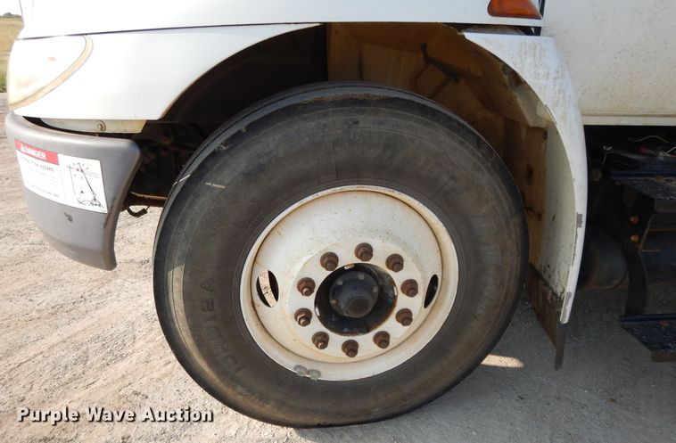 image for item DH0051 2004 International 4300  flatbed truck