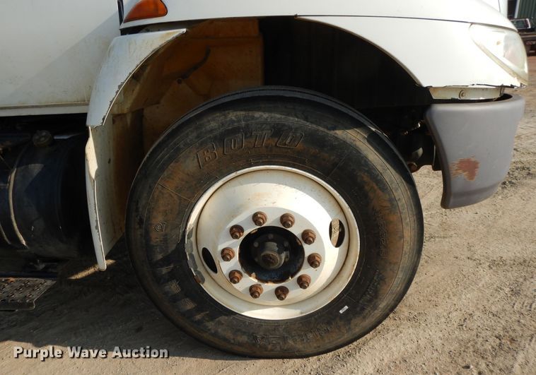 image for item DH0051 2004 International 4300  flatbed truck