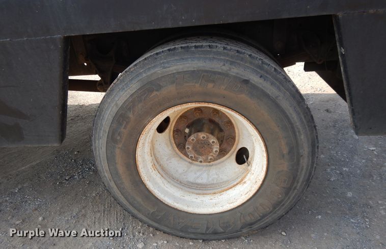 image for item DH0051 2004 International 4300  flatbed truck