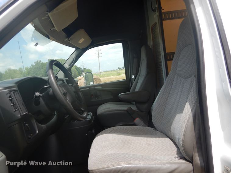 image for item DH5130 2005 Chevrolet Express 3500  delivery truck