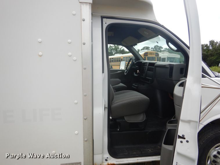 image for item DH5130 2005 Chevrolet Express 3500  delivery truck