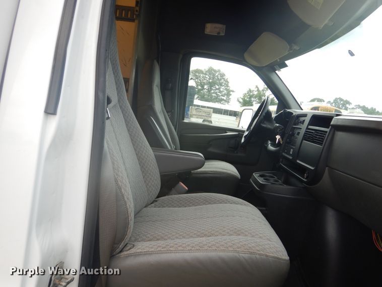 image for item DH5130 2005 Chevrolet Express 3500  delivery truck