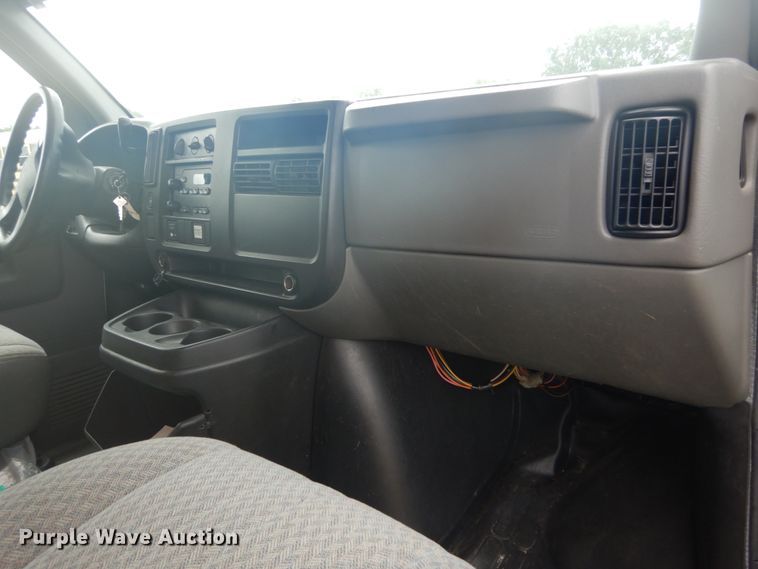 image for item DH5130 2005 Chevrolet Express 3500  delivery truck