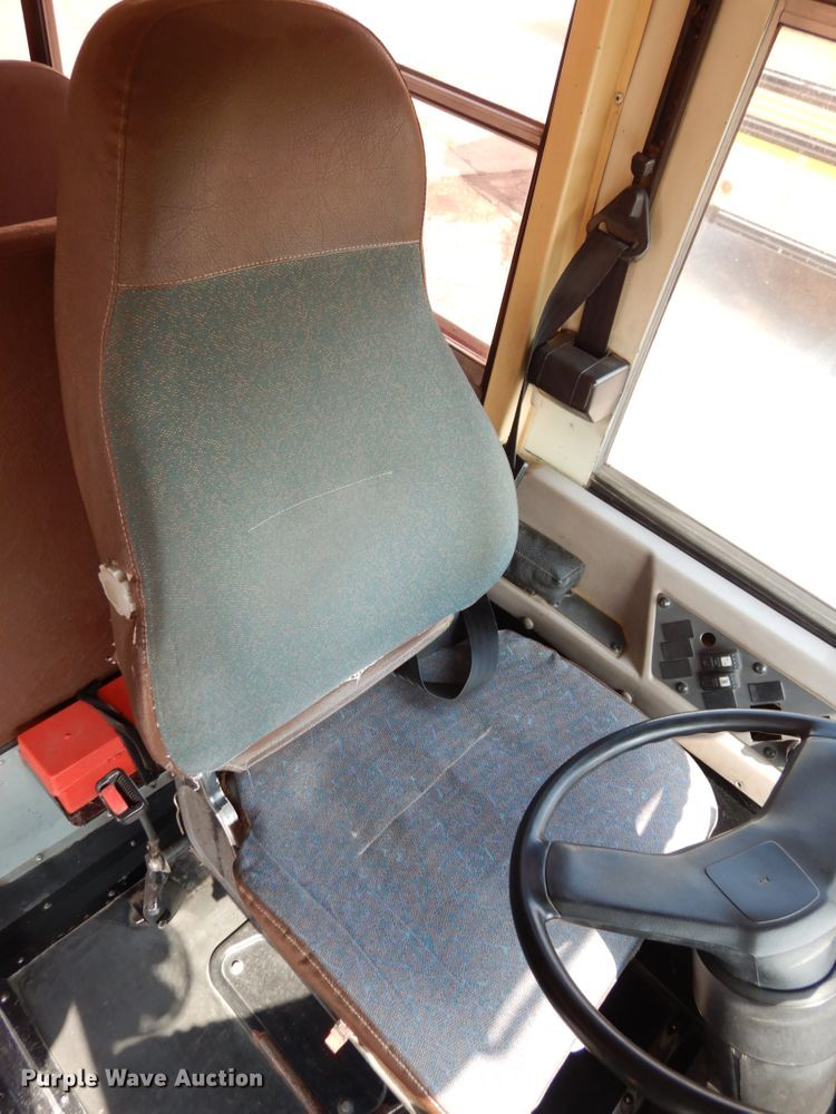 image for item DH6642 2005 International RE300  school bus