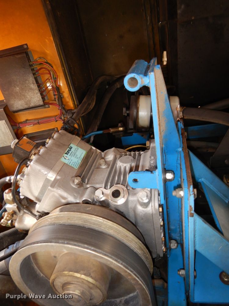 image for item DH6642 2005 International RE300  school bus