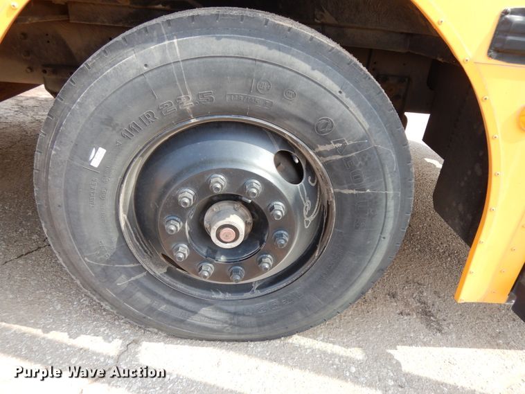 image for item DH6642 2005 International RE300  school bus