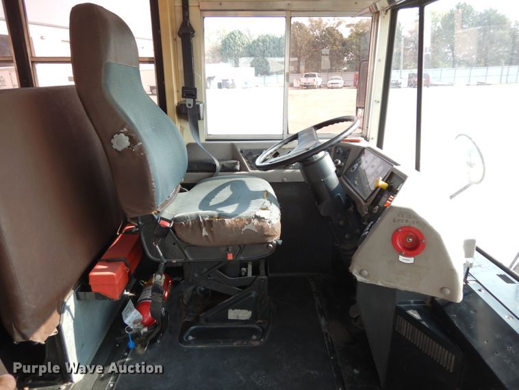 image for item DH6643 2005 International RE300  school bus