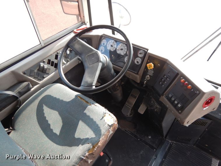 image for item DH6643 2005 International RE300  school bus