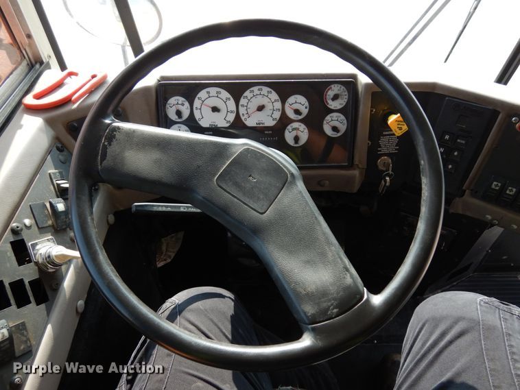 image for item DH6643 2005 International RE300  school bus