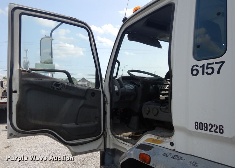 image for item DI7717 2001 Mitsubishi FUSO  box truck