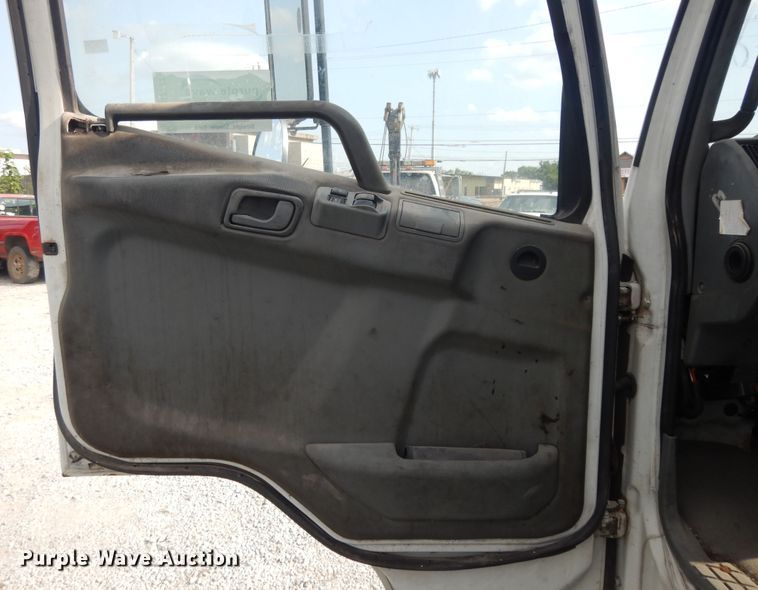 image for item DI7717 2001 Mitsubishi FUSO  box truck