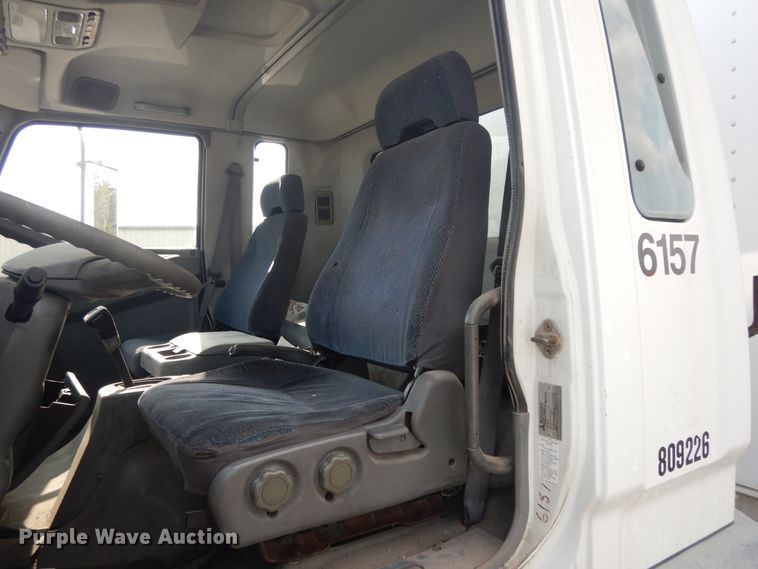 image for item DI7717 2001 Mitsubishi FUSO  box truck