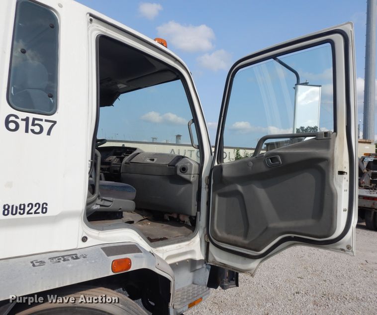 image for item DI7717 2001 Mitsubishi FUSO  box truck