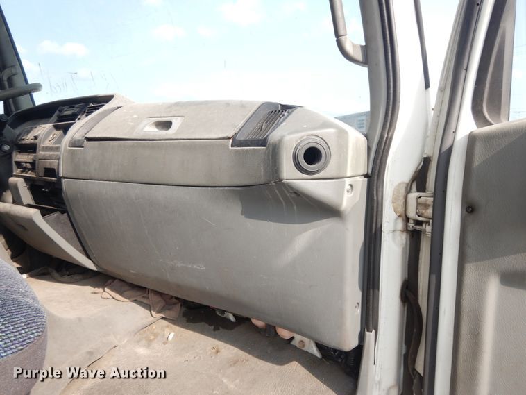 image for item DI7717 2001 Mitsubishi FUSO  box truck