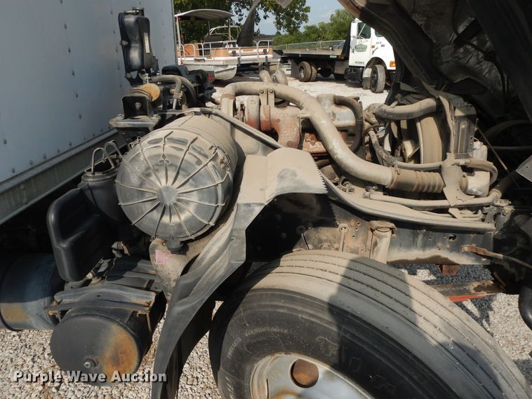 image for item DI7717 2001 Mitsubishi FUSO  box truck