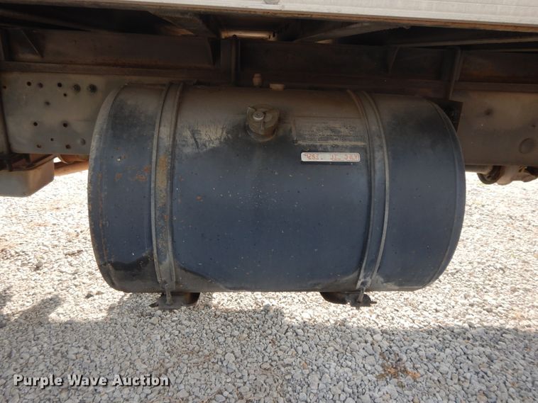 image for item DI7717 2001 Mitsubishi FUSO  box truck