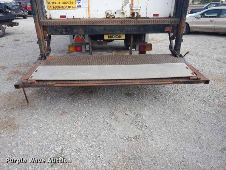 image for item DI7717 2001 Mitsubishi FUSO  box truck