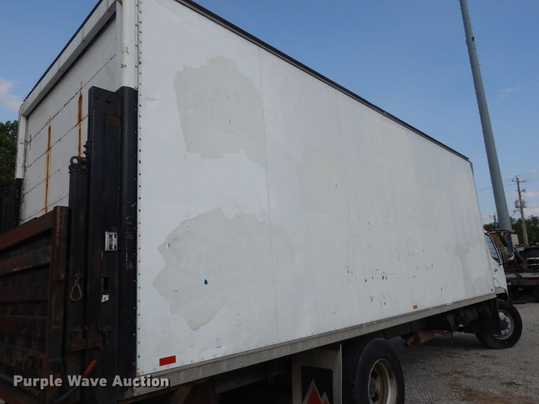 image for item DI7717 2001 Mitsubishi FUSO  box truck