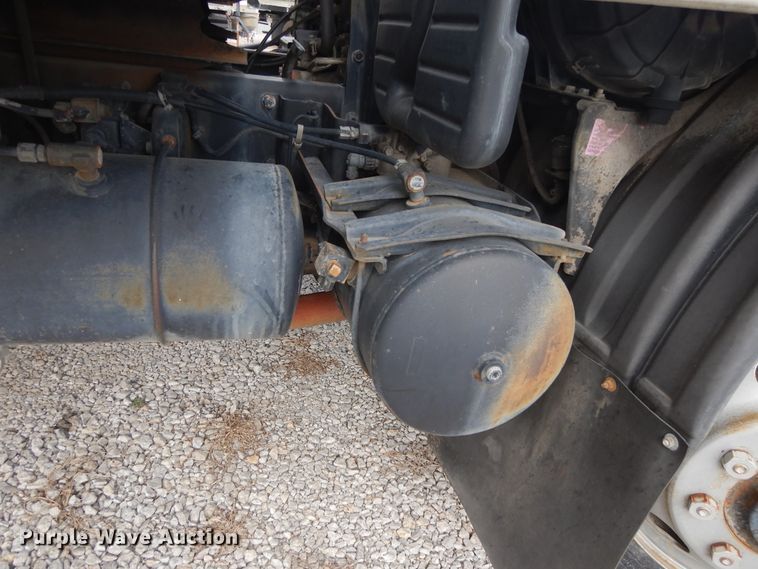 image for item DI7717 2001 Mitsubishi FUSO  box truck