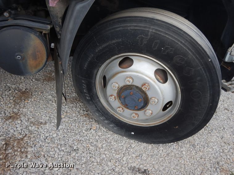 image for item DI7717 2001 Mitsubishi FUSO  box truck