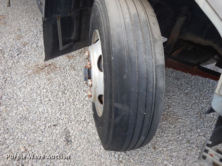 image for item DI7717 2001 Mitsubishi FUSO  box truck