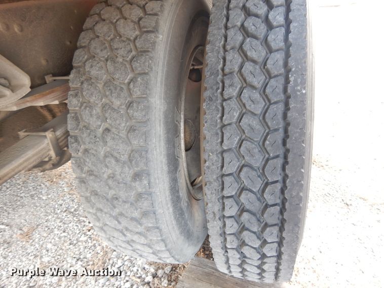 image for item DI7717 2001 Mitsubishi FUSO  box truck