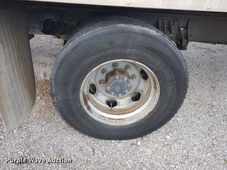 image for item DI7717 2001 Mitsubishi FUSO  box truck