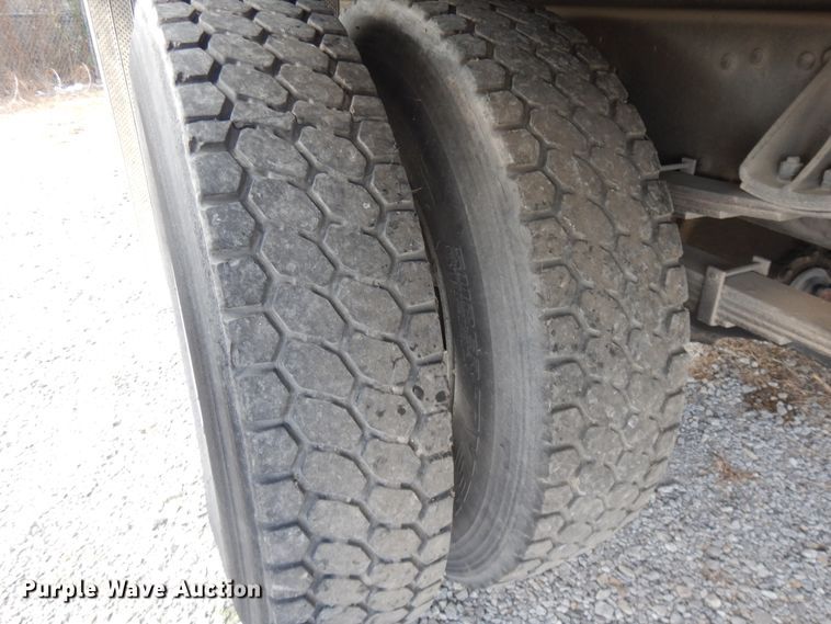 image for item DI7717 2001 Mitsubishi FUSO  box truck