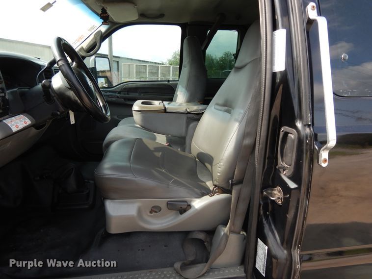 image for item DI7718 2006 Ford F650 Super Duty  rollback truck