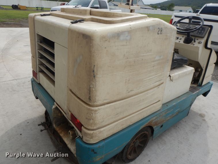 image for item DI7728 Tennant 7400 floor scrubber