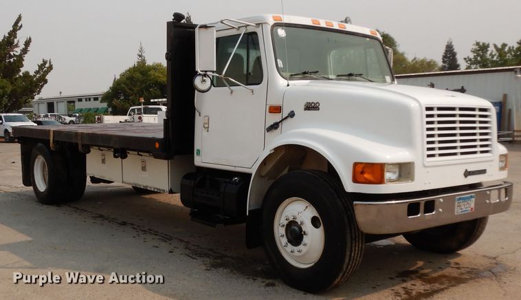 image for item DJ6507 1998 International 4900  flatbed truck