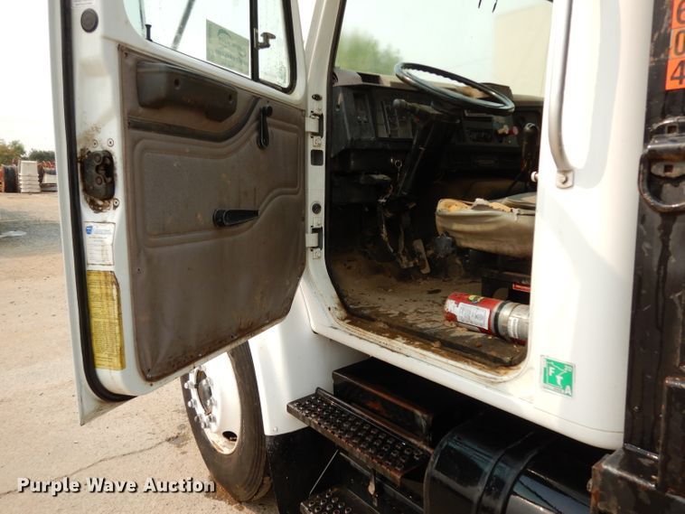 image for item DJ6507 1998 International 4900  flatbed truck