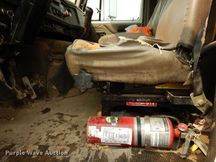 image for item DJ6507 1998 International 4900  flatbed truck