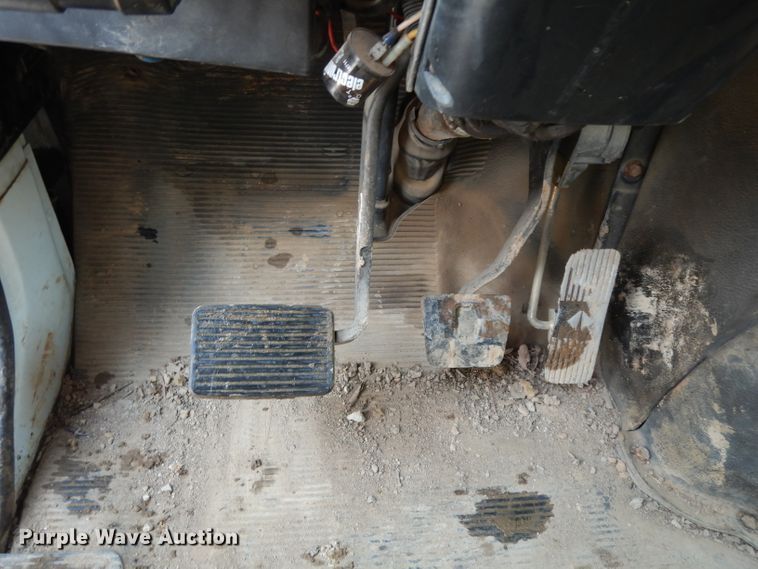 image for item DJ6507 1998 International 4900  flatbed truck