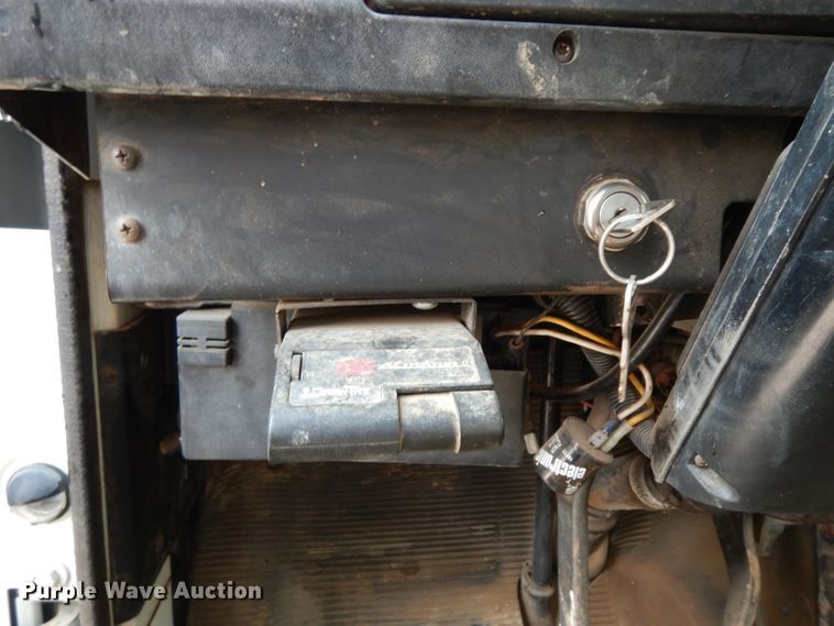 image for item DJ6507 1998 International 4900  flatbed truck