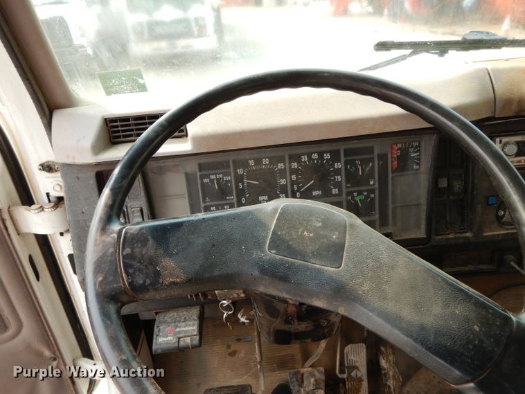 image for item DJ6507 1998 International 4900  flatbed truck