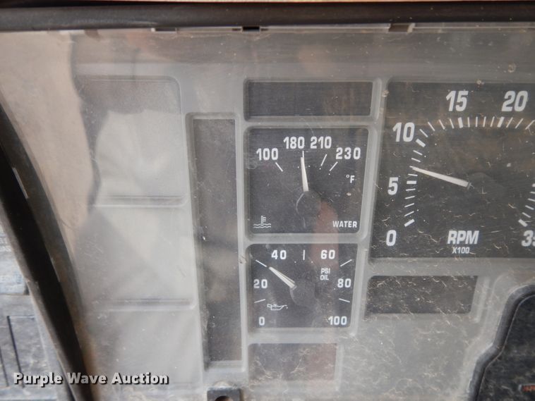 image for item DJ6507 1998 International 4900  flatbed truck