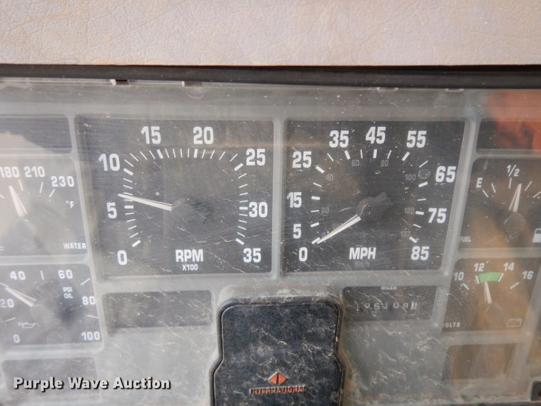 image for item DJ6507 1998 International 4900  flatbed truck