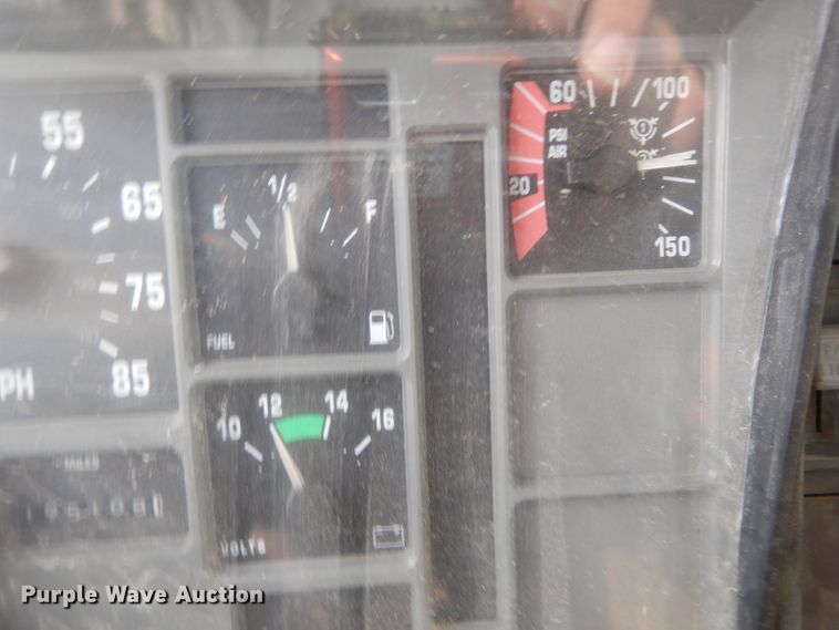 image for item DJ6507 1998 International 4900  flatbed truck