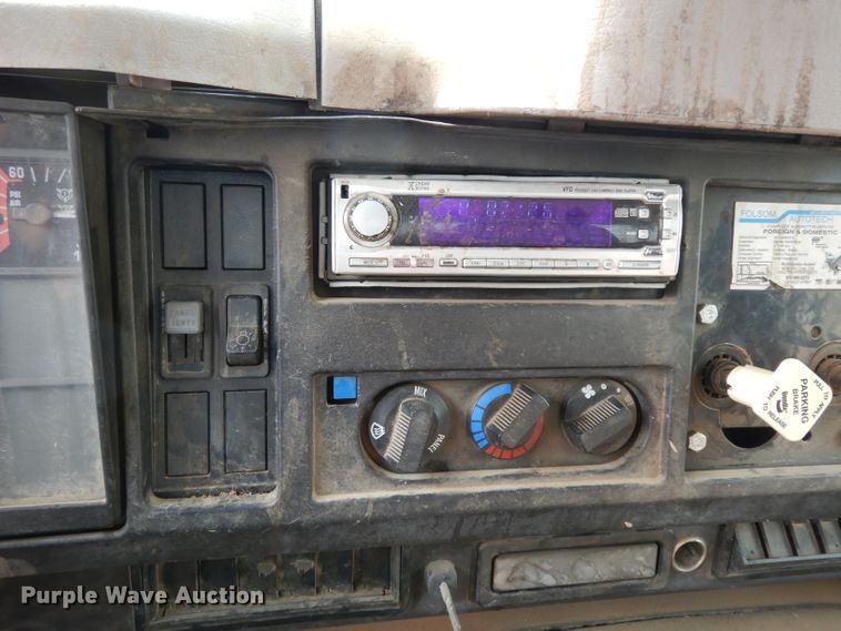 image for item DJ6507 1998 International 4900  flatbed truck