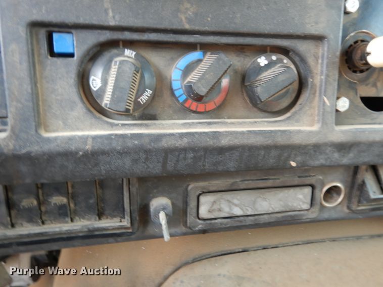 image for item DJ6507 1998 International 4900  flatbed truck