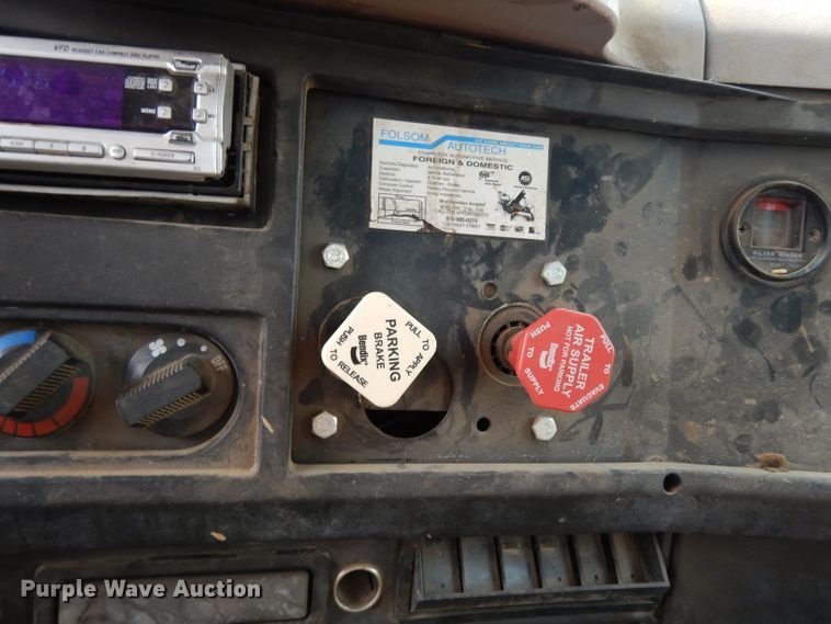 image for item DJ6507 1998 International 4900  flatbed truck