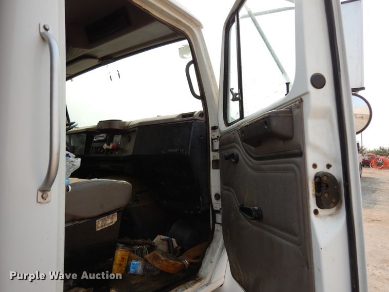 image for item DJ6507 1998 International 4900  flatbed truck