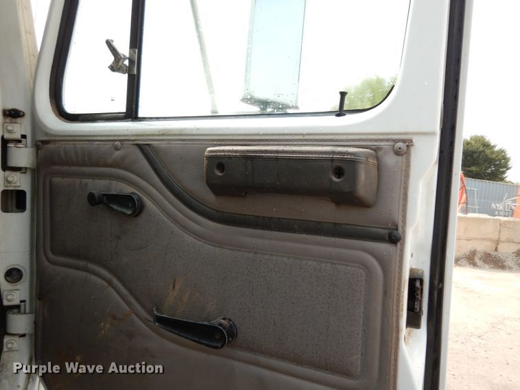 image for item DJ6507 1998 International 4900  flatbed truck