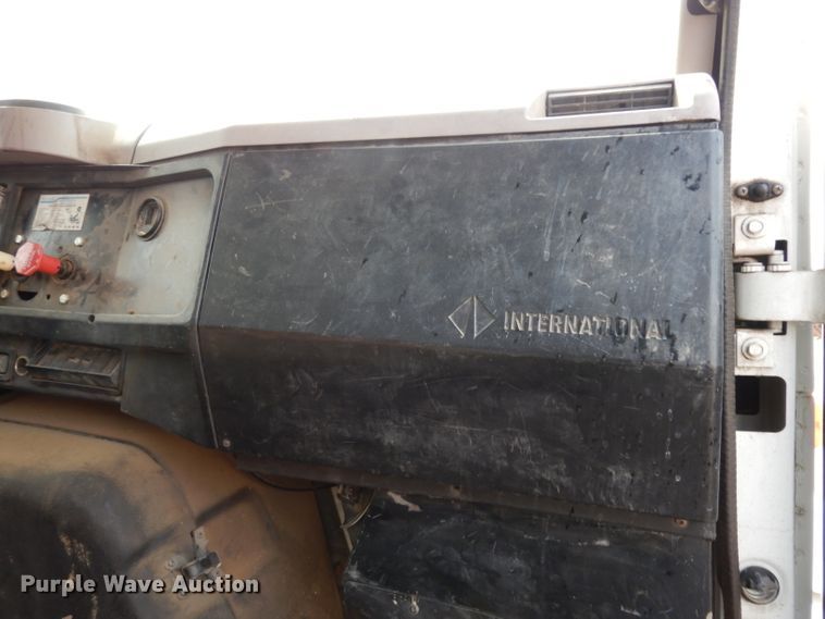 image for item DJ6507 1998 International 4900  flatbed truck