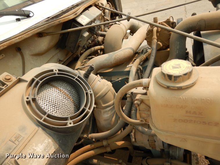 image for item DJ6507 1998 International 4900  flatbed truck