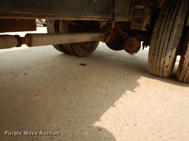 image for item DJ6507 1998 International 4900  flatbed truck